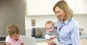 الأم العاملة