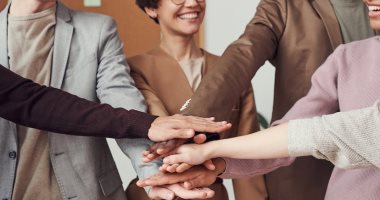 كيف تتعرف على زملاء العمل