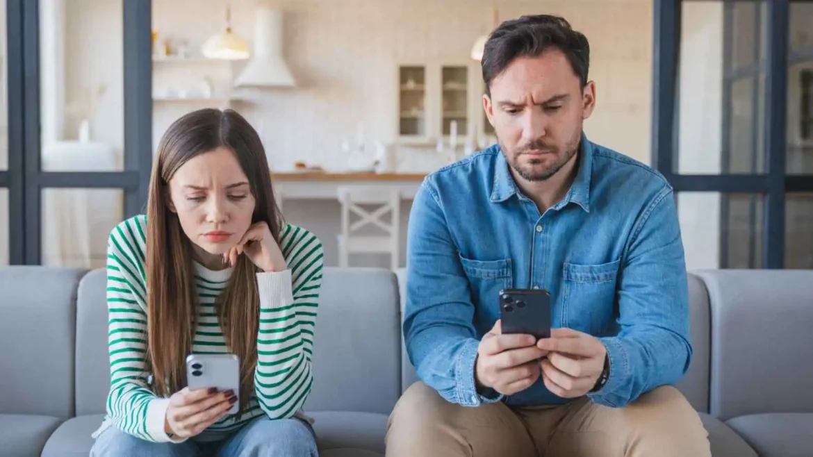 كيف تؤثر السوشيال ميديا على استقرار العلاقات