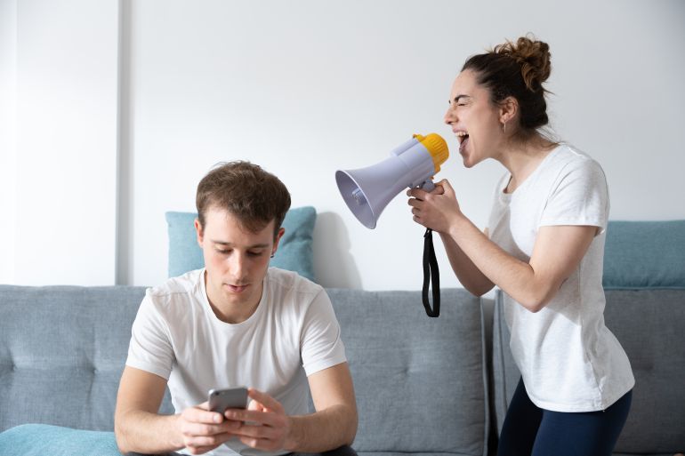 كيف ألفت انتباه شخص يتجاهلني