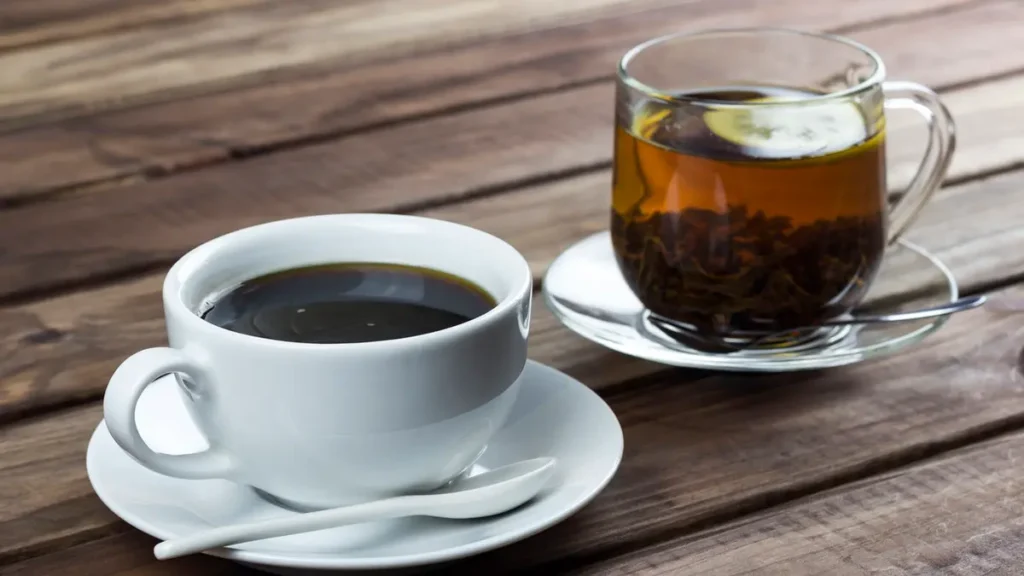 شرب القهوة والشاي الأخضر